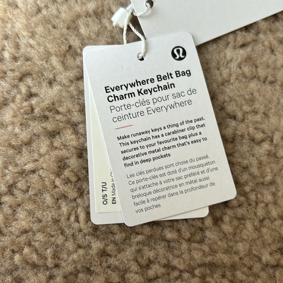 NWT Lululemon Limited Edition Everywhere Belt Bag Keychain in Black / Silver - Picture 2 of 3